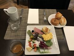 ホテルで朝食をとってトロイへ向けて出発。トルココーヒーとネスカフェ。サラダにはオリーブオイルをかけて。