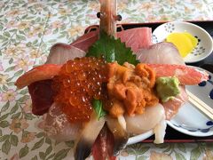 どん！

これは朝ごはんです。

朝から絶好調です。おはようございます。

今日は旭川に行こう！と決めていた我々。

レンタカー借りるの9時だし、朝ごはんでも…ってなると普通ホテルﾊﾟｰﾙｼﾃｨの朝食券利用しますよね？

我々は違います…。

行きました！徒歩で！二条市場へｗｗ
「第一海鮮丸さん」
なんでこのお店かといいますと、市場のおっちゃんのおすすめだったからｗｗ

高かった！でもすごいボリュームだった。
満足した！でも高かった…。
これSちゃんの頼んだん！豪華なん食べてましたよ。
朝から贅沢しちゃいました＾＾

ちなみに市場なのでお土産も買いました＾＾
カニみそ缶1000円をゲット！高いけどカニみその味でした！
変な味が混ざってないカニみその味です！
