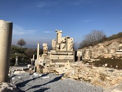 翌朝、エーゲ海最大の遺跡『エフェソス遺跡』に足を延ばしました。
アレキサンダー大王やクレオパトラも訪れたエフェソス遺跡は見ごたえがありました。遺跡内は開けていて見晴が良く、奥にある図書館に向かって緩い下り坂になっています。
