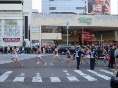 品川駅到着後、10数名と共にダッシュして先回りに成功。8:21頃、選手たちが通過して行きました。スローペースに感謝♪

