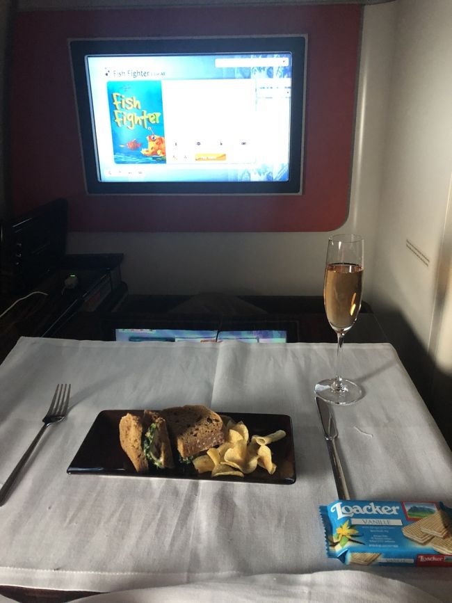 シャンパンオカワリ笑<br /><br />お待ちしていただいたシャンパン<br /><br />銘柄の説明して頂きましたが<br />他の方の旅行記で見た<br />他の席の方が飲まなければ独り占め♡<br /><br />にはならず（笑）<br /><br />