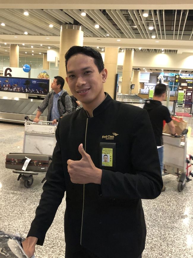 無事到着。<br /><br /><br />あちらでの専属の方^ ^<br />携帯カメラ向けたら<br />喜んで撮らせてくれました^ ^