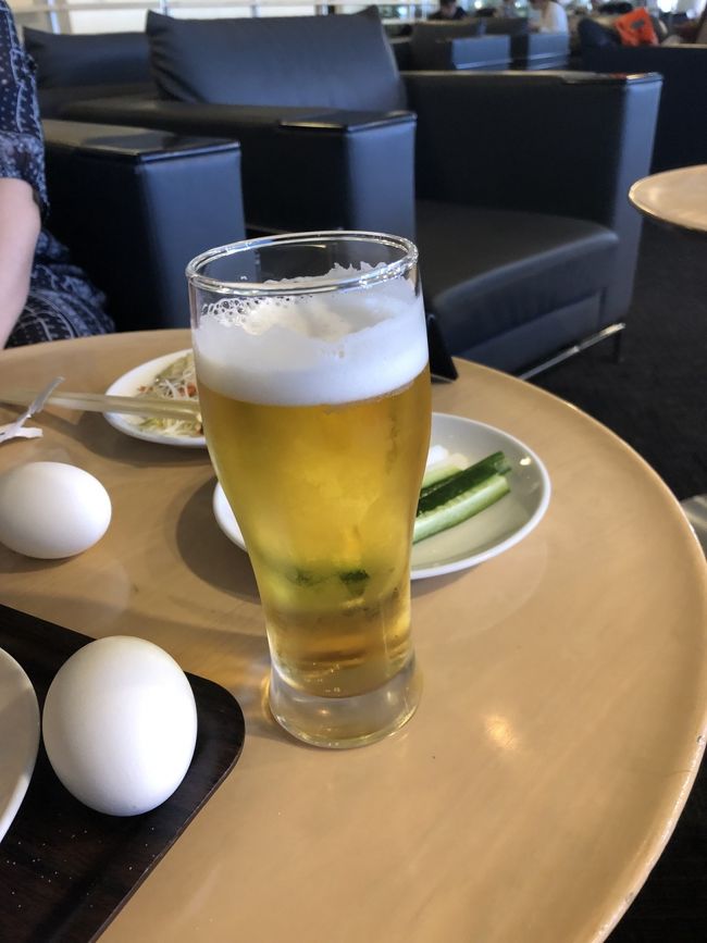 またまたデルタラウンジ。<br /><br />台湾の時はANAラウンジでしたが<br />あそこに比べると時間帯の差はあるのでしょうが<br /><br />残念な感はありますね…