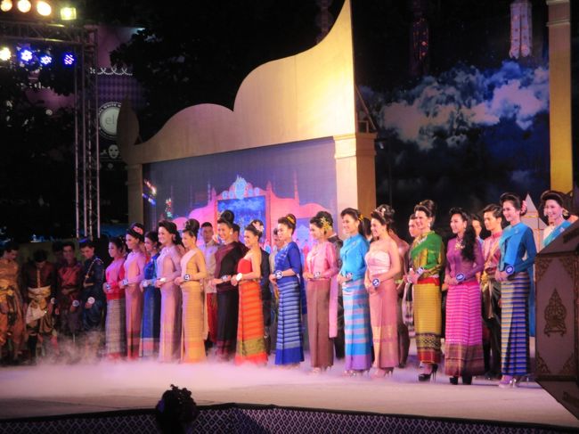 暗くなって近くのターベー門でおこなわれたローイクラトンの<br />開会式を見に行く。