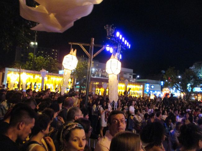 この時期観光客が多いのがわかる。<br />特に中国人が多い。案内板なども英語の次に<br />中国語が書かれている。<br />（帰国して判ったが日本でも同じようだ。）