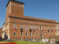ヴェネツィア広場にやってきましたよ。
茶色の建物は、ヴェネツィア宮殿博物館。
ムッソリーニが執務室を置いていたそうです。