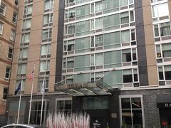 徒歩10分も掛からず、本日の宿に到着。
Hilton New York Fashion Districtです。

さすがチェーンのホテル。
直前でも ルームTAXなど入れても1万円ほど。
ホステルですら1万円近くして、ルームTAX別などもあるので、無難にチェーン店を狙った方がお得な感じがします(^_^;)
安めのPodなんかも、TAXが別途20USDくらい取られるので、トータルだと安く無いんですよね。。。

あと、ニューヨークのホテルは元旦からレストランウィークが始まるまでの間がわりと安いです(^-^)b