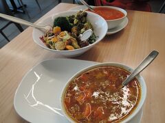 おいしい野菜スープとサラダでした。
