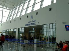 ハノイ・ノイバイ空港のイミグレです。
カタール航空を利用してバンコクへ向かいます。