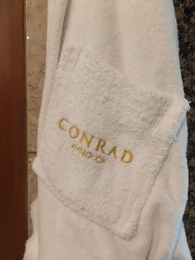 バスローブにもCONRADの刺繍が。