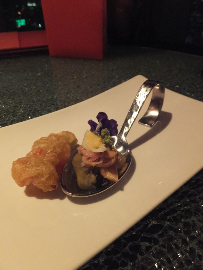 突出しのアペタイザーです。<br />ワンスプーンでお洒落！味も美味しいのですが、構成は謎です（笑）