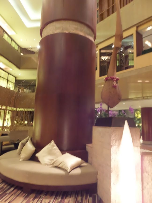 コンラッドのLOBBY