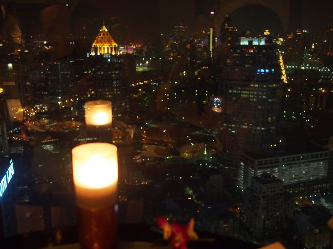 レストランからは夜景が見えます。