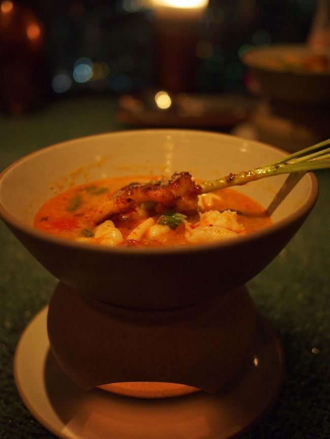 サフロンのトムヤムクンは香草なども残したタイプ。<br />テーブルの上でも温めます。
