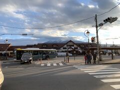 帰りは河口湖駅で降ります。
最終バスだったのでお客さんが多く、座れませんでした。

ちょっと富士山に雲がかかっていて残念ですが、いい景色です。

鉄道の駅とバスターミナルが一体になっているので、夕方は大混雑でした。