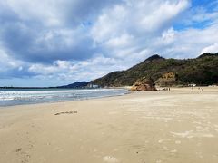 出雲大社から徒歩20分程度の稲佐の浜にやってきました。晴れていてとってもきれい。日本書紀にも登場する、重要な浜のようです。