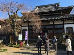 青雲寺へは地図に書いてある裏道を使わず、谷田橋交差点を左折してそのまま道灌山通りまで突き抜ける。よみせ通りの入り口で左折。西日暮里駅方面へ歩き、次の信号の狭い道を右折する。少し歩くと住宅の間の道が青雲寺の参道だ。看板が出ているので間違うことはない。いつもは参拝客を見たことのない静かなお寺なのだがこの日は特別だ。恵比寿（ご利益は正直）を祀ってある。御朱印は東覚寺で購入した和紙に押してもらいました。（200円）