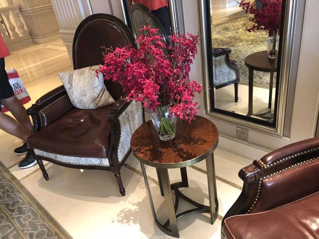 アランダ系の蘭だね～？ なんて名前のだろう？<br /><br />ハイブリッド栽培以来、新種がたくさん出て、覚えきれない！ さて、アフタヌーンティーしないのなら、ココは早く退散したい！ <br /><br />すごいでしょ？ペニンシュラ！と、言われ、閉口！ タイの高級ホテルの方が、、、ステキなんだけど！