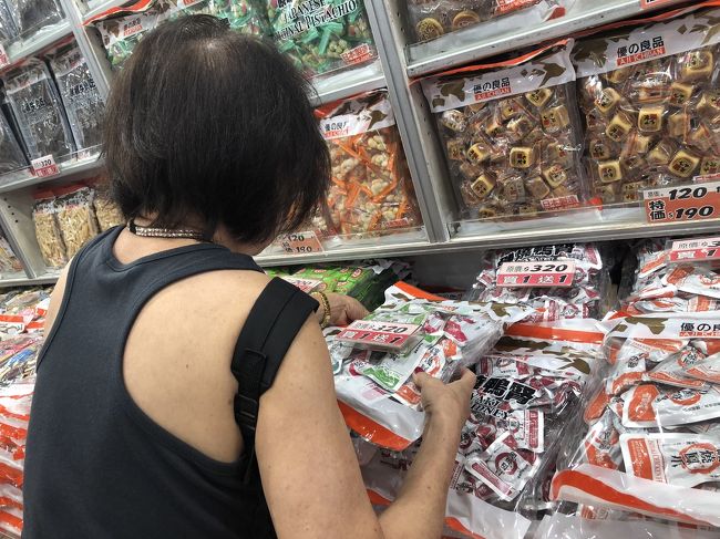 いつものをお買い上げ<br /><br />って、最初が おみやげ買い？<br /><br />荷物、ジャマやん？