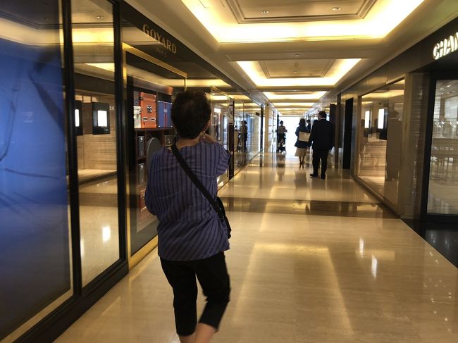 ジーンの買いたいバッグ屋さんが、ペニンシュラのアーケードにあるとか？