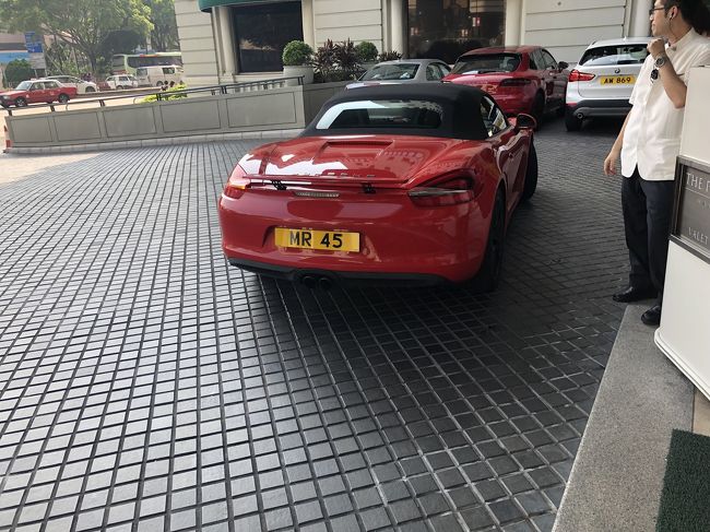 わーお！ホテルの前には、、！<br /><br />いかにも～～なクルマが