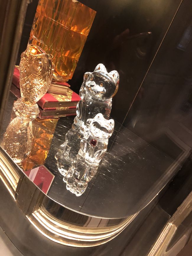 トイレの前に、なぜか、、、招き猫？<br /><br />さて、次はバスで香港島に渡るとか？<br /><br />三重県組から、フェリーだと無料だと、教わったよ？と、言ったら、じゃあ、フェリーに乗ろうと言うコトに！ ま、コノ変更が、エラいことになるのですが、、、