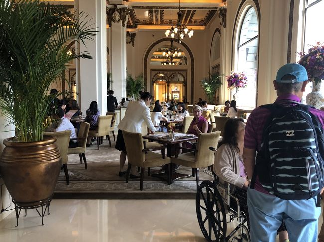 アフタヌーンティー、、、の予定でしたが、、<br /><br />ジーンたちがイヤだって？ なーんかガヤガヤした空間だコト？ タイの方が優雅だ！<br /><br />（ランチ食べたばかりだもんね～？ って、   emiさんって、、、スケジュールの組み方が、なんか変？ランチから逆算して、食べに行く場所を決めないのかなぁ？）