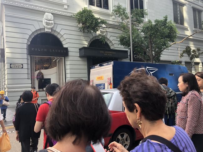 ペニンシュラの正面玄関へ<br /><br />白い肌が好きなくせに、帽子や日傘ささない東南アジアの人たち！ だから、 台湾出身の  emiさんはカブらないのかな？ ダリルは帽子も日傘もガッツリ！シミを作ってたまるか！