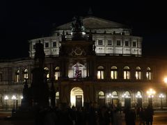 オペラハウスにも灯りが灯りました。
この時期、連日コンサートで
賑わっていますね。