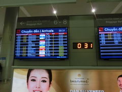 日付変わって０：１７にホーチミン（タンソンニャット空港）へ到着。
到着直前まで雨が降ってたようですで、路面が濡れてるのが見えました。
しかし、ここから帰りまでは一度も雨に降られることはありませんでした。