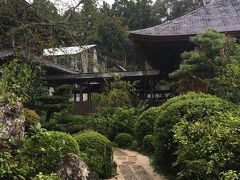 龍潭寺は石庭が有名ですが、普通のお庭もきれいです。禅寺とは思えない感じの緑豊かなお庭が癒されます。