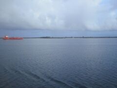 翌日の朝になって日本とは1時間の時差があるグアムのアプラ港Ｆ３埠頭に入港
港内には長い突堤がありました。

突堤の一部はビーチになっています。