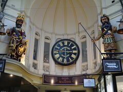 ロイヤルアーケード

1870年オープンのメルボルンで最も古いアーケードだそうです。
シンボルの大時計。両脇には伝説の巨人ゴッグとマゴッグがいます。