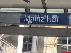 MAINZ中央駅に到着!!

そう言えばかなり前にこのMAINZの街を簡単に散策しました・・・

またいつかゆっくり見て回りたいと思います!!


さてさて

本来乗っていた電車はここでSバーンに乗換え予定でしたが

この電車はこのままFRANKFURT中央駅に向かいます!


