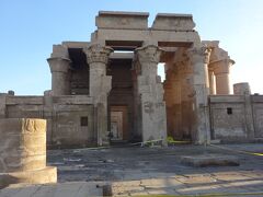 本日最初の観光は船から歩いてすぐのコムオンボ神殿。
この神殿の特徴は２神を祀っているため入り口が二つあることだそうです。