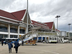 2時間ちょっとのフライトで、
ルアンパバーン空港に到着。
こちらのイミグレは混雑もなくすんなり入国。