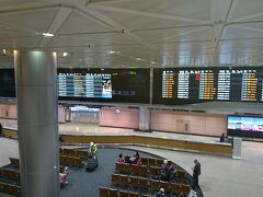 桃園国際空港に到着。
入国手続きの列に時間を取られました・・

でも両替もしないと・・いうことで、イミグレを出てすぐに
両替しました。とりあえず3万円分。
日本で両替するよりレートは良いと思います。
ここもそこそこ並びました。

１５時過ぎに飛行機が到着し、空港の到着ロビーを出たのが
すでに１６時過ぎ。急ぐ旅ではないのでまあ良いのですが
ここからホテルまで1時間くらいかかると思うとどっと疲れが（汗）

ここからは地下鉄で移動します。
ガイドブックを見ていると1日券があるようです。
空港内の地下鉄インフォメーションで確認すると、
1日券は台北駅でしか扱っていないとの案内。
（片言の日本語表示のパンフレットと案内所のおねえさん
からの情報なので本当のところはわかりません・・）

結果的に、案内所のおねえさんおすすめの悠々カード
（チャージ式のICカード、Suicaと同じようなものです）を購入し400ドルチャージしました。→3日間移動するには十分でしたが、帰りの空港までの運賃が足りなかったため、最終日に再チャージし、結果６００ドル分使用しました。

こちらの英語のレベルが激低にも関わらず
丁寧に教えてくれたおねえさんには感謝です。
