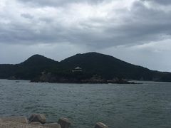 鞆の浦に着いたんですが、せまる台風の影響で波は高く、フェリーは運航休止していました。本当は向かいにある仙酔島に渡る渡し船的な小さいフェリーがあるのですが。
