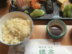 船着き場の近くにある、鯛めしのお店。
小さいお店だったんですけど、2-30分待って入りました。炊き込み型の鯛めし美味しかったです。