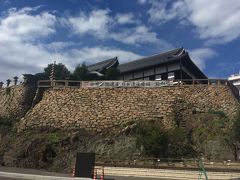 待汐楼と呼ばれる見晴らしのいい船着き場の側の福禅寺。
ずいぶん立派な石垣があり、海が近いからかなぁと思ったのですが、近年手前に道路が通る前には、海際だったみたいです。
