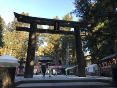 やっと、着きました。

まずは巨大な石鳥居が。【重要文化財（国）】
この鳥居は約400年前に作られた、石の鳥居としては日本最大のもの。
黒田長政が奉納したもので福岡から海と川を通じて日光まで運んだそうです。