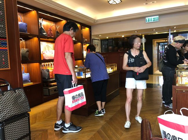 ジーンの欲しい色はナイらしい？<br /><br />なんちゅーブランドだか、聞いたけど忘れた！（ブランド音痴）<br /><br />おフランスの、リバーシブルになるトートバッグが欲しいらしい？ けっきょく、日本に着いたら伊勢丹に行くんだって、、、