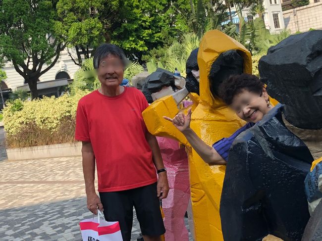 なんかのオブジェの前で、おどけるジーン！<br /><br />退院したばかりなので、体力がない！<br /><br />ベジタリアンを飲茶に連れてってイイのか？