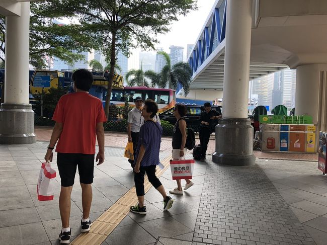 さて、降りたら、、<br /><br />どこに向かえばイイのやら？<br /><br />夜景には早すぎる時間だし、、！？ 夜景には興味がないコトを、伝えてはありますが、、、