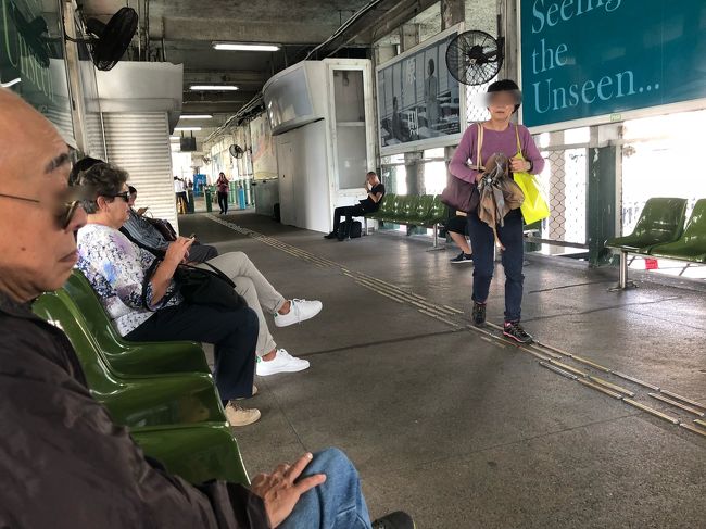 座って待ちましょ！<br /><br />と、程なくゲートが開いて<br /><br />乗り込みましょう！