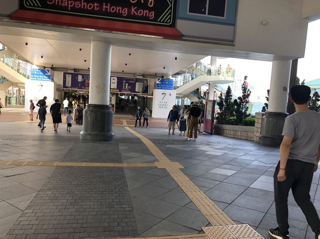 香港島初上陸<br /><br />降りたところは、わりと閑散としたトコロなのね？<br /><br />と、ツアーバスの受付のニイちゃんに、質問する   emiさん!（ って、質問する人を まちがえているよ？ 自分のトコロの客じゃない人に、イイ顔するわけないやん？ こーゆー旅人のカン、、、がぁ～？ イマイチだなぁ？ ）<br /><br />で、何を聞いたの？ ピークに登るの？昼間から？と、聞いたら、、、ここから、移動する手段がナイから、またフェリーで戻るとな？<br /><br />はぁ～～？<br />