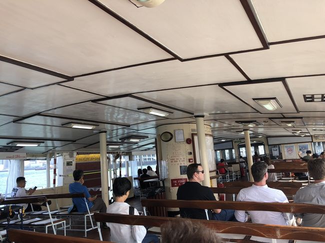 ゆったりと渡って行きます<br /><br />渡った後、   emiさんはドコ行くンだろう？ <br /><br />ノープランだとは言っていたが？ 香港は まかせてくれと、豪語してた？