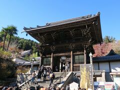 談山神社からバスで３0分ほど、長谷寺に到着しました。
長谷寺は真言宗豊山派の総本山です。

訪れるのは娘時代に来て以来、２度め。
ジズソーパズルの聖地として、私がぜひ再訪したかった場所です。

添乗員さんからチケットをもらい、60分弱の自由見学になりました。

仁王門から入ります。