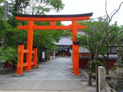 玉津島神社

　第５の散策ポイント。奠供山と鏡山の間。創建は神代以前。和歌の道に秀でた美女として知られる衣通姫尊（そとおりひめのみこと）が合祀されていることから，住吉大社，人丸神社とともに和歌三神として知られている。