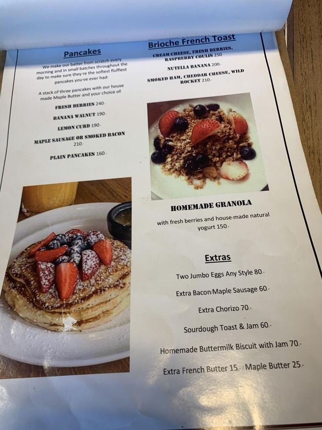 そんな時、早朝からオープンしてるお店ってホント助かるわぁ～<br /><br />こちらのお店は Asoke の交差点脇、エクスチェンジ タワーにある『Chu Chocolate Bar &amp; Cafe』さん。<br /><br />朝7:30からオープンしてます。<br /><br />Chu Chocolate Bar &amp; Cafe<br />https://www.facebook.com/CHU.BKK/